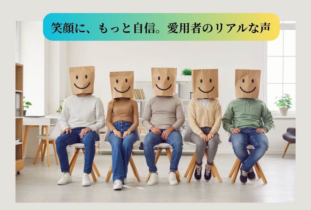グループの男女がクラプロックスの口コミレビューを話し合っている様子