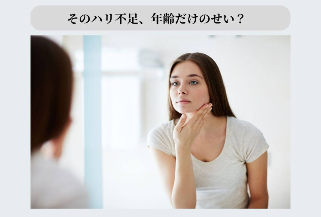 40代の肌のハリ不足の原因。自分の頬にそっと触れる女性の手。