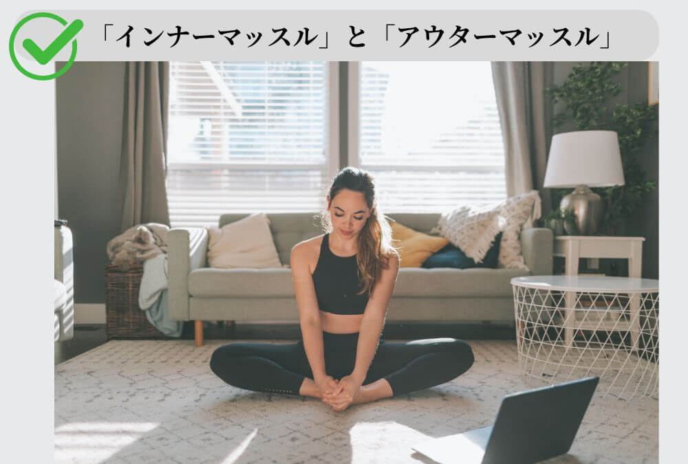 女性がオンライン動画でエクササイズをする様子。