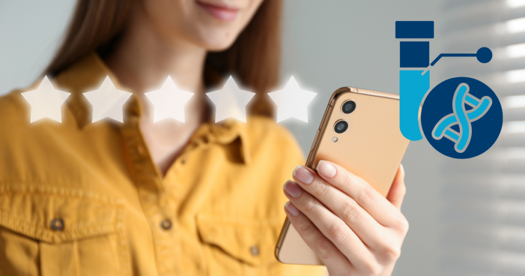スマートフォンを手に持つ女性と、5つの評価星、および遺伝子解析をイメージしたアイコンの合成画像。